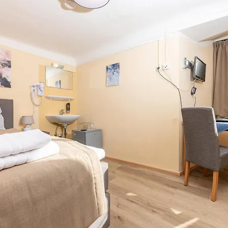 Hinterbruhl Guest house *